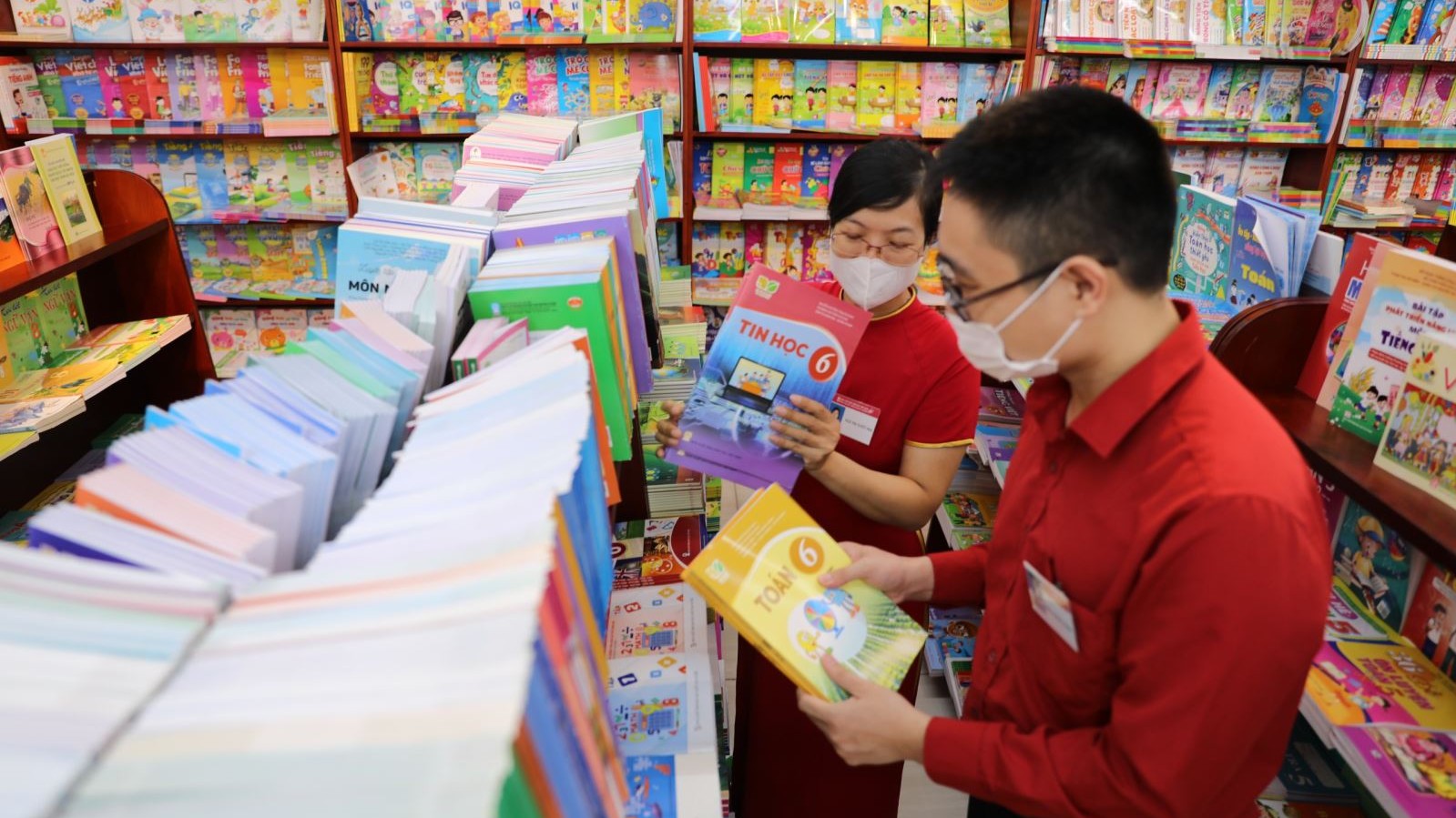 Hà Nội: Sôi động thị trường sách giáo khoa, đồ dùng học tập
