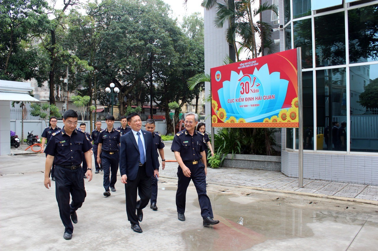 Bộ trưởng Bộ Tài chính Hồ Đức Phớc thăm và chúc mừng Cục Kiểm định hải quan nhân dịp hướng tới kỷ niệm 30 năm hình thành và phát triển.