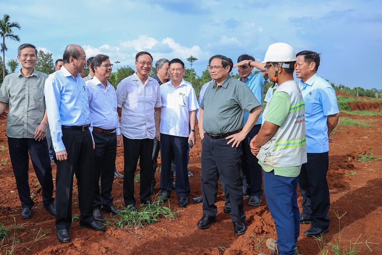 Thủ tướng khảo sát hiện trường, yêu cầu đẩy nhanh tiến độ dự án cao tốc Khánh Hòa