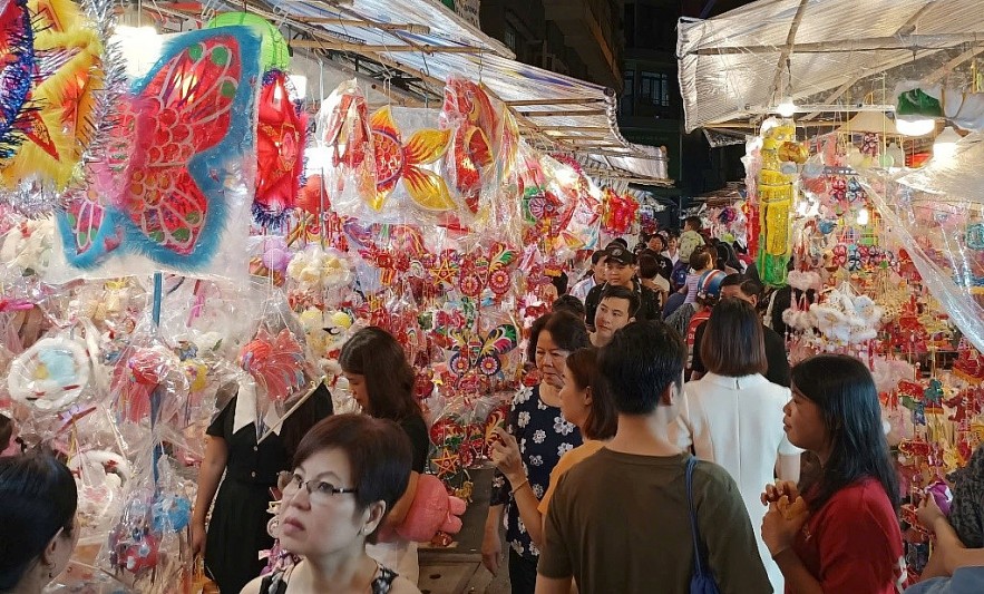 TP. Hồ Chí Minh: Nhộn nhịp khách dịp cuối tuần tại phố lồng đèn