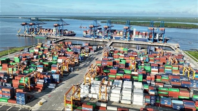 Sea freight rates cool, port volumes break records
