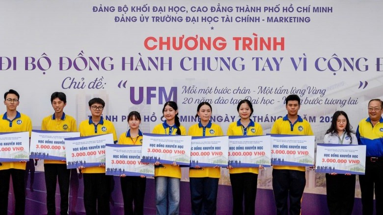 Đảng ủy Trường Đại học Tài chính - Marketing tổ chức đi bộ đồng hành gây quỹ từ thiện