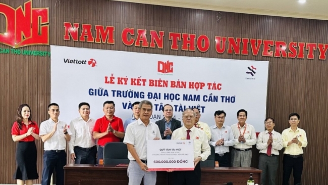 Quỹ Tâm Tài Việt và Vietlott trao tặng học bổng 600 triệu đồng đến sinh viên trường Đại học Nam Cần Thơ