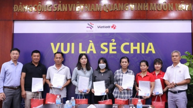 Quỹ Tâm Tài Việt và Vietlott trao tặng bảo hiểm sức khỏe đến người phân phối xổ số