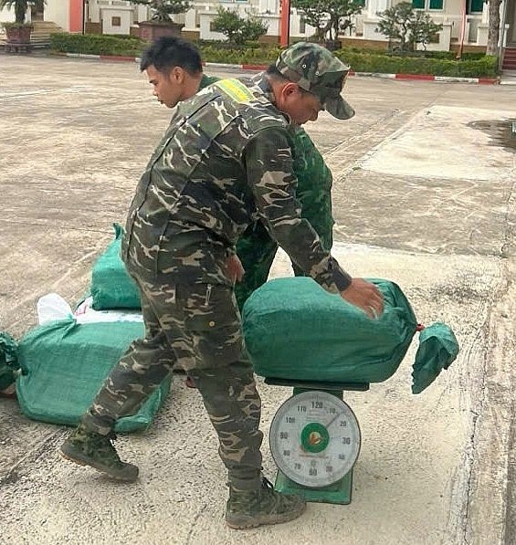 Lạng Sơn bắt 200kg chân gà và 140kg xúc xích đông lạnh nhập lậu