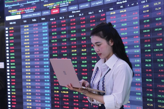 Chứng khoán hôm nay (18/10): VN-Index quay lại điều chỉnh giảm nhẹ trong phiên giao dịch cuối tuần