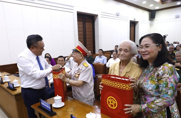 Lãnh đạo Hà Nội thăm, tặng quà gia đình chính sách, người có công tiêu biểu của TP. Hồ Chí Minh