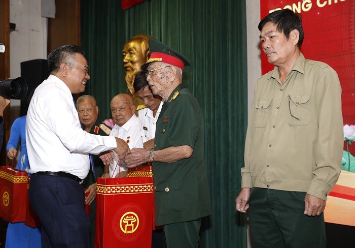 Lãnh đạo Hà Nội thăm, tặng quà các gia đình chính sách, người có công tiêu biểu của Thành phố Hồ Chí Minh