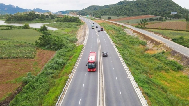 Vé tàu hỏa, máy bay đang "cạn dần", hành khách thêm lựa chọn đi cao tốc dịp Lễ 2/9
