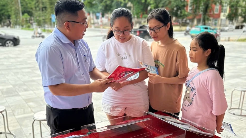 Sôi động thị trường sách giáo khoa online