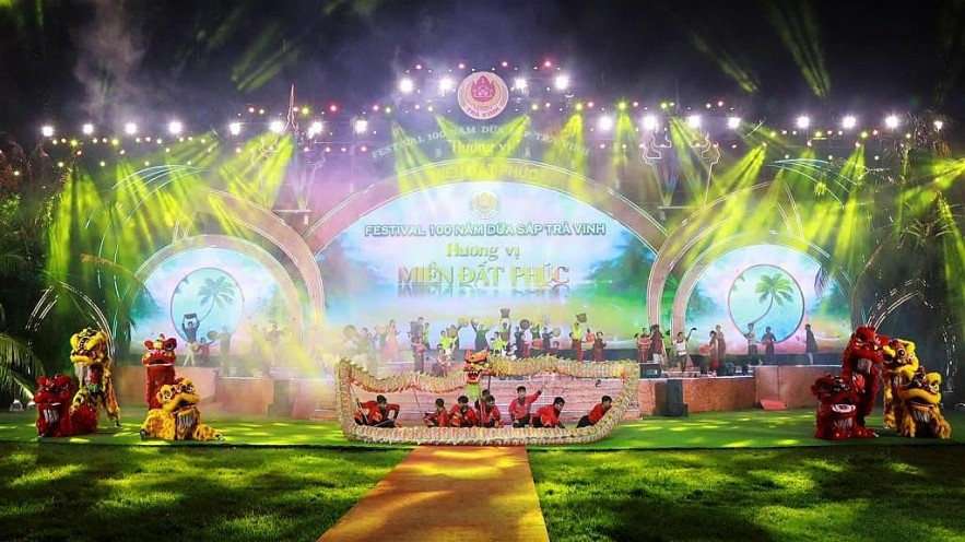 Đang diễn ra Festival 100 năm Dừa sáp Trà Vinh