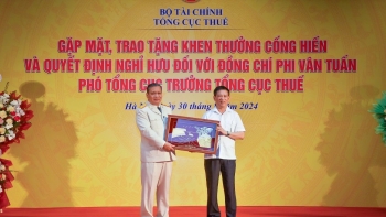Phó Tổng cục trưởng Tổng cục Thuế Phi Vân Tuấn nhận Huân chương Lao động hạng Nhất