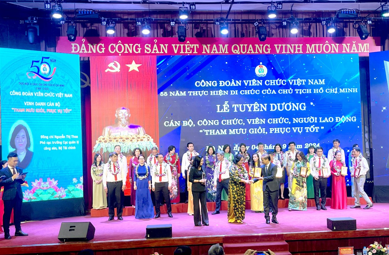 Tuyên dương 4 cán bộ Công đoàn Bộ Tài chính trong phong trào “Tham mưu giỏi, phục vụ tốt”