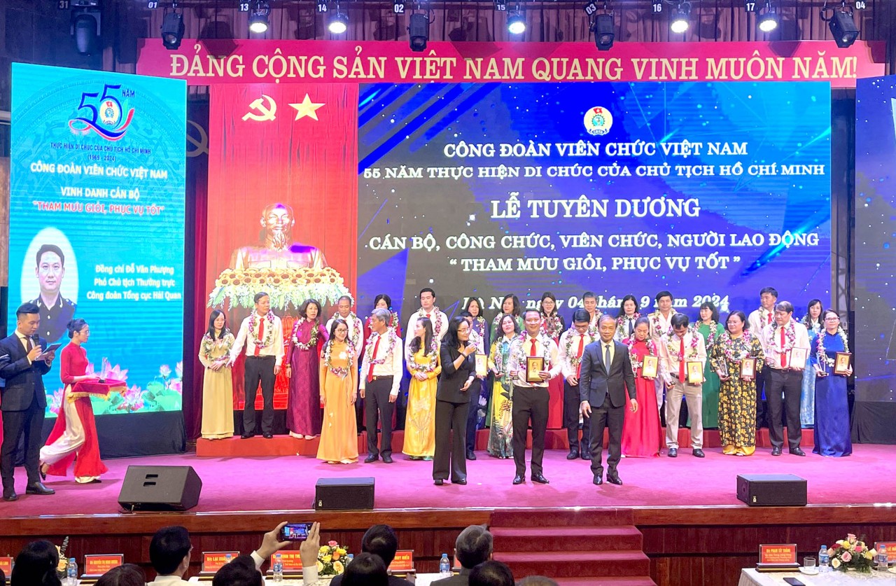 Tuyên dương 4 cán bộ Công đoàn Bộ Tài chính trong phong trào “Tham mưu giỏi, phục vụ tốt”