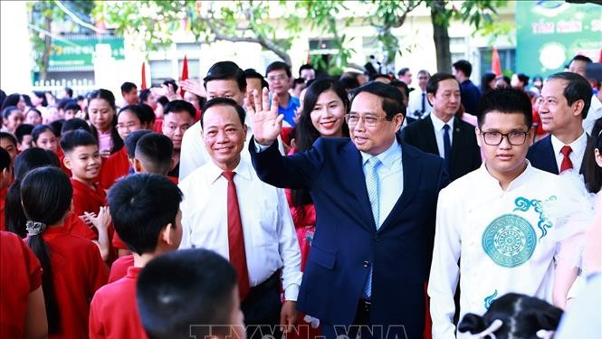 Thủ tướng Phạm Minh Chính dự Lễ khai giảng tại Trường PTCS Nguyễn Đình Chiểu