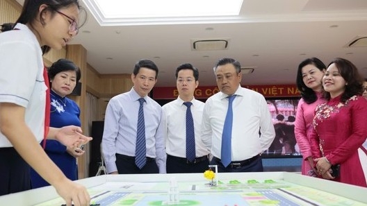 Chủ tịch UBND TP. Hà Nội Trần Sỹ Thanh đánh trống khai giảng năm học mới