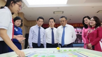 Chủ tịch UBND TP. Hà Nội Trần Sỹ Thanh đánh trống khai giảng năm học mới