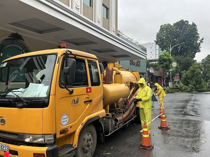 undefined Hà Nội: Đường phố cây đổ ngổn ngang sau khi bão Yagi quyét qua