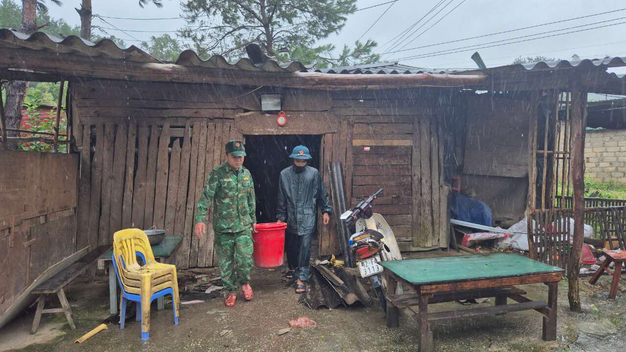 Bộ đội Biên phòng Lạng Sơn giúp đỡ nhân dân khắc phục hậu quả bão số 3 Chú thích ảnh