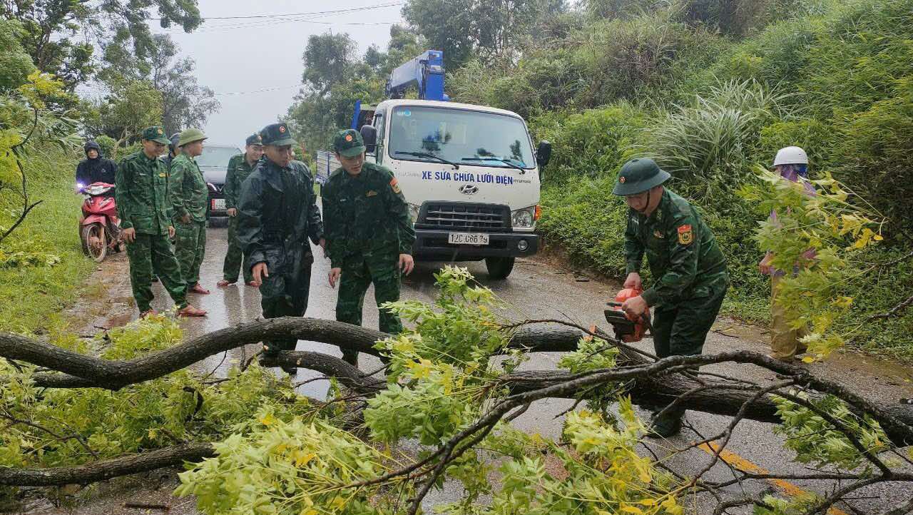 Bộ đội Biên phòng Lạng Sơn giúp đỡ nhân dân khắc phục hậu quả bão số 3 Chú thích ảnh