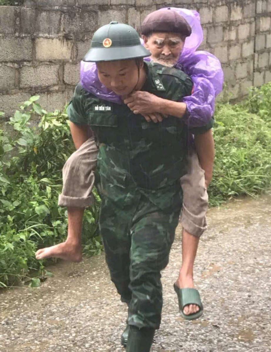 Bộ đội Biên phòng Lạng Sơn giúp đỡ nhân dân khắc phục hậu quả bão số 3 Chú thích ảnh