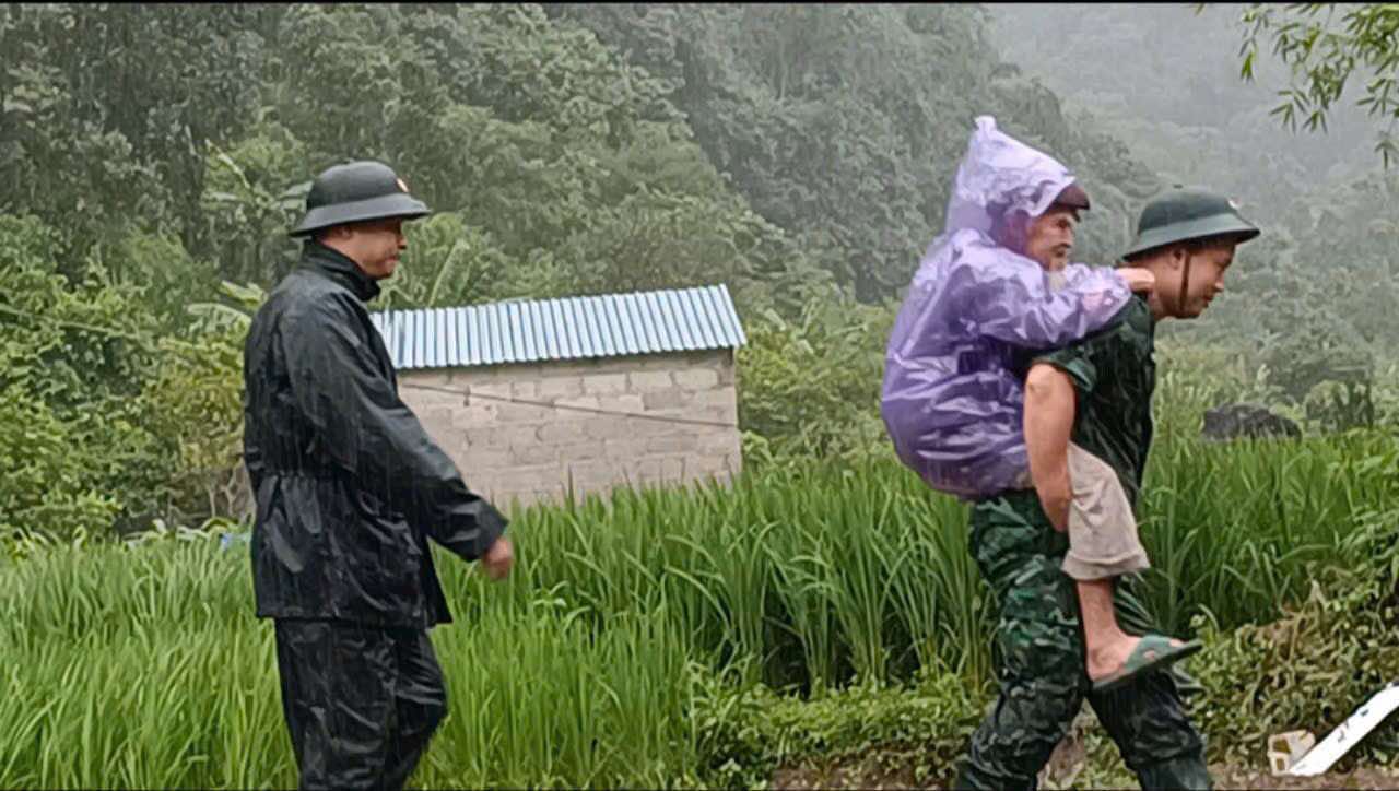 Bộ đội Biên phòng Lạng Sơn giúp đỡ nhân dân khắc phục hậu quả bão số 3 Chú thích ảnh