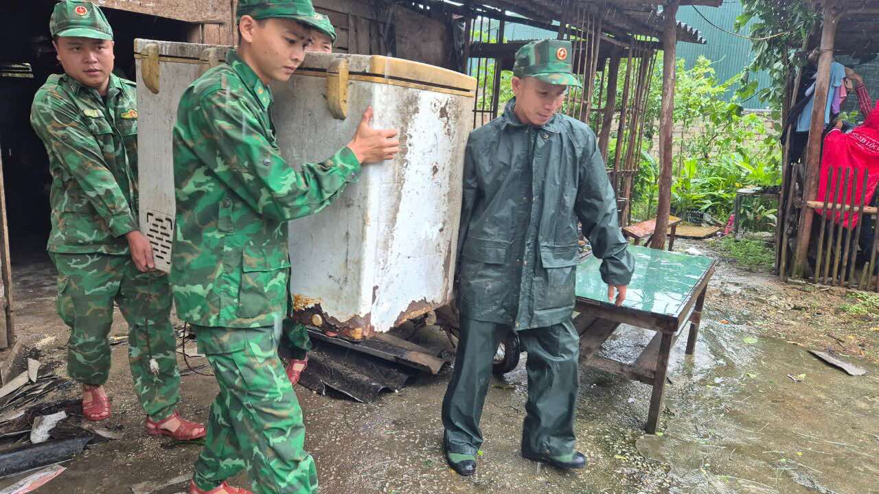 Bộ đội Biên phòng Lạng Sơn giúp đỡ nhân dân khắc phục hậu quả bão số 3 Chú thích ảnh