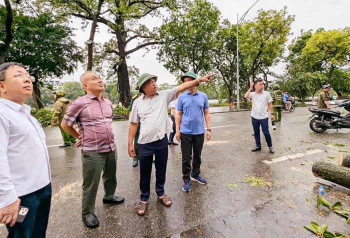 Chủ tịch UBND TP. Hà Nội thị sát và kiểm tra công tác khắc phục hậu quả sau bão số 3