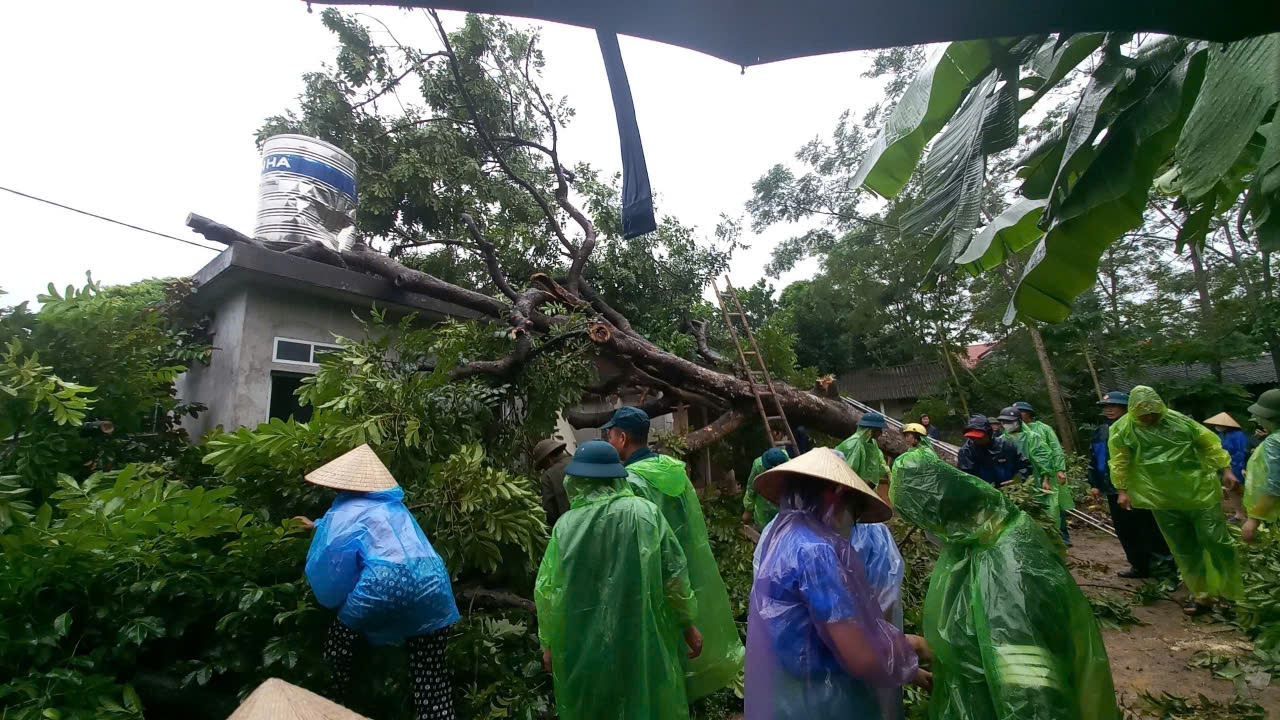 Phụ nữ Thủ đô chung tay khắc phục thiệt hại sau cơn bão Yagi