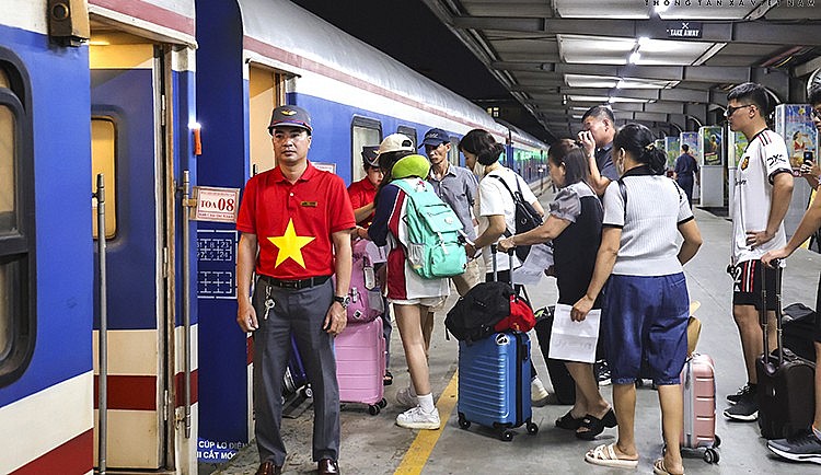 Một số chuyến tàu hoạt động trở lại sau bão số 3