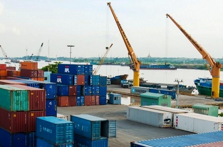 Hàng hóa chờ thông quan tại cảng Đồng Nai. Ảnh: Việt Dũng