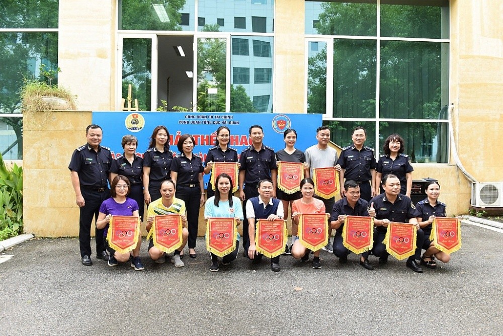 Ban Tổ chức trao cờ cho các đoàn vận động viên tham gia. Ban Tổ chức trao cờ cho các đoàn vận động viên tham gia.