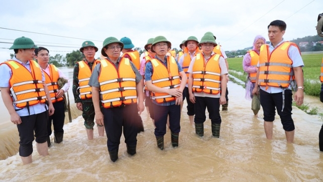 Thủ tướng về xã bị cô lập của Bắc Giang, kiểm tra công tác ứng phó mưa lũ