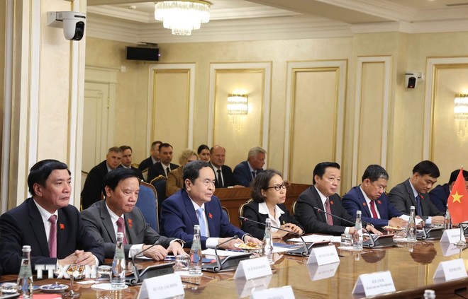 Việt Nam đặc biệt coi trọng quan hệ với Liên bang Nga trên tất cả các kênh