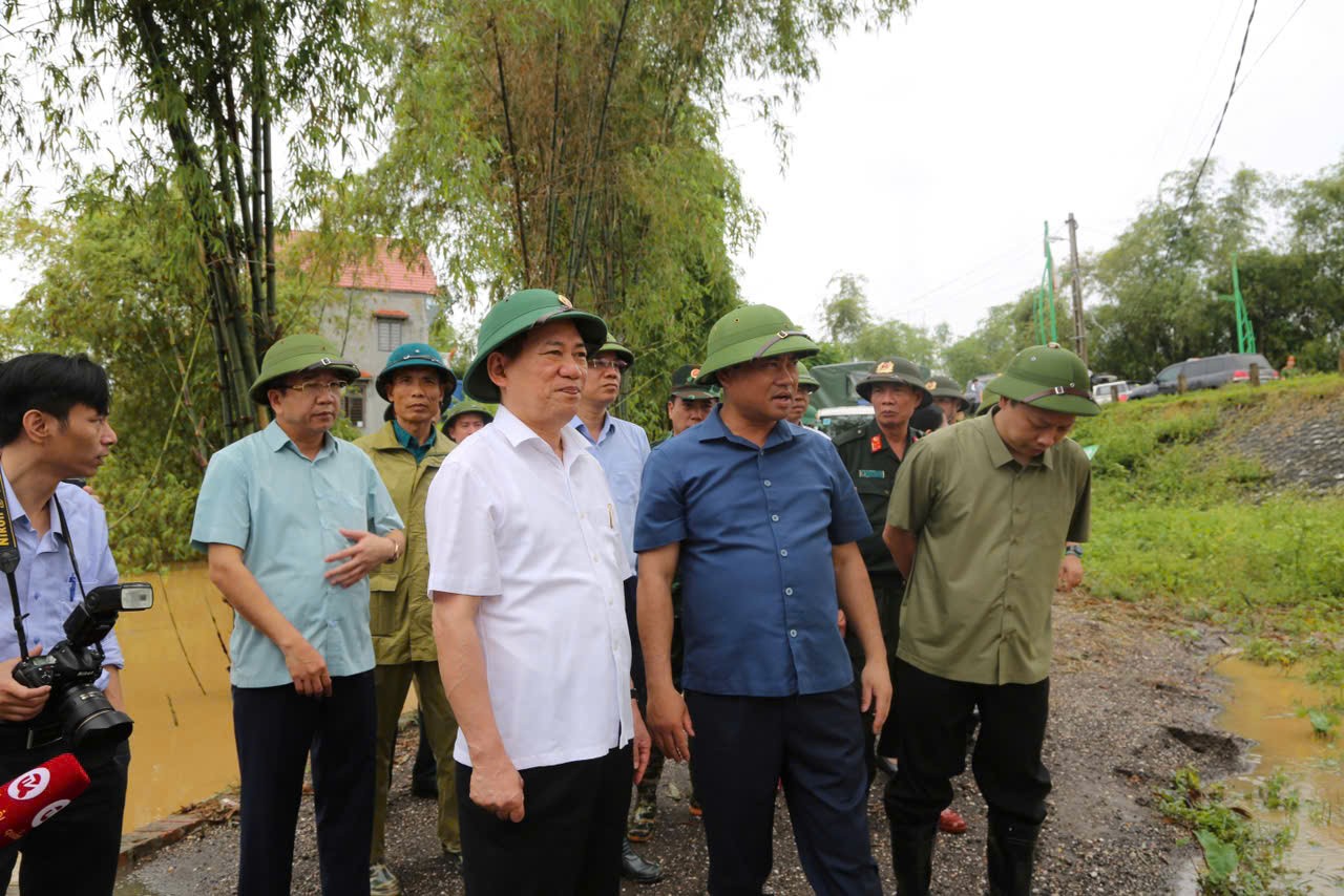 Phó Thủ tướng Hồ Đức Phớc thị sát công tác phòng, chống bão lụt tại Thái Nguyên