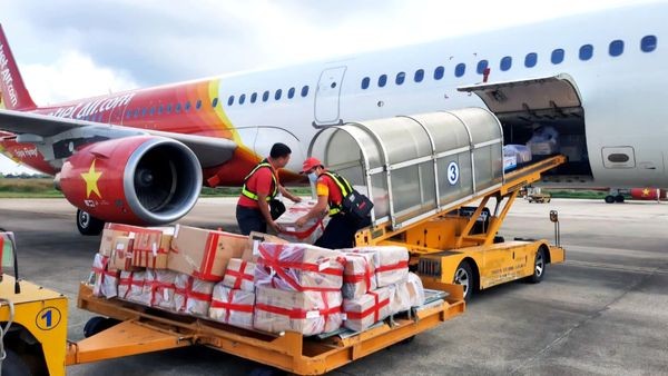 Vietjet ủng hộ và miễn phí cước vận chuyển hàng cứu trợ tới đồng bào vùng bão, lũ, lụt