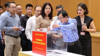 Thủ tướng cùng cán bộ, công chức Văn phòng Chính phủ ủng hộ đồng bào khắc phục hậu quả bão số 3