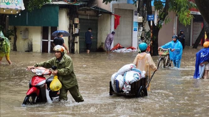 Hà Nội: Một số khu vực trên các tuyến phố, khu đô thị ngập sâu trong nước