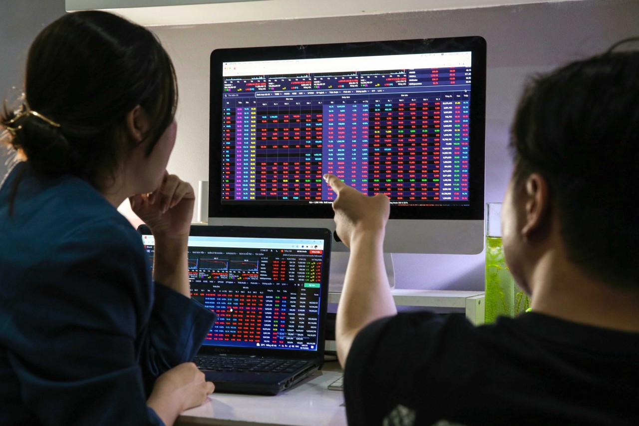 Chứng khoán ngày 16/5: Áp lực bán dâng cao, VN-Index giảm điểm phiên cuối tuần