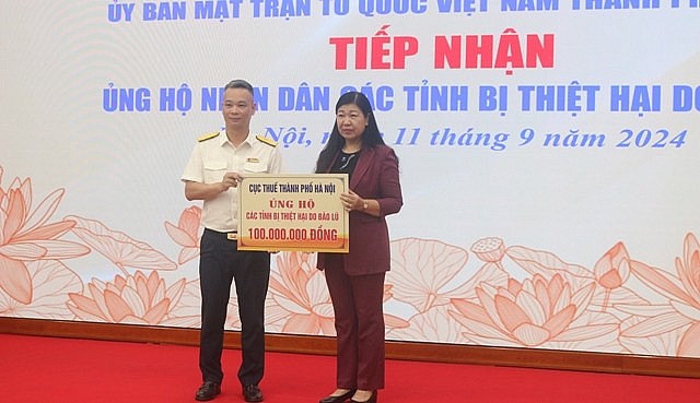 Cục Thuế Hà Nội trao tặng 100 triệu đồng hỗ trợ các tỉnh bị lũ lụt