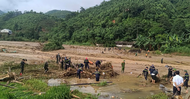 Thủ tướng tới hiện trường vụ sạt lở làm gần 100 người thiệt mạng và mất tích tại Lào Cai- Ảnh 2.