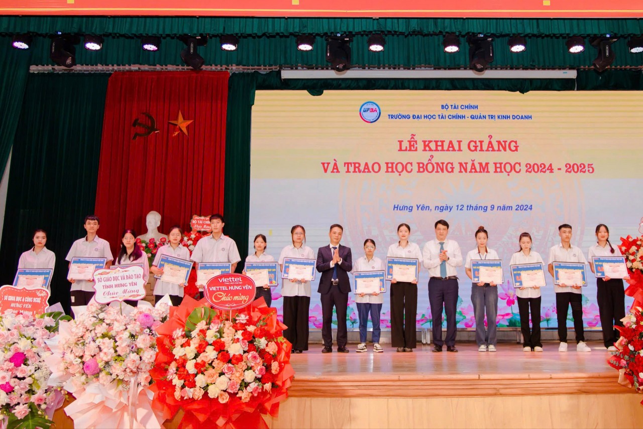 Trường Đại học Tài chính - Quản trị kinh doanh khai giảng năm học mới và trao học bổng cho sinh viên