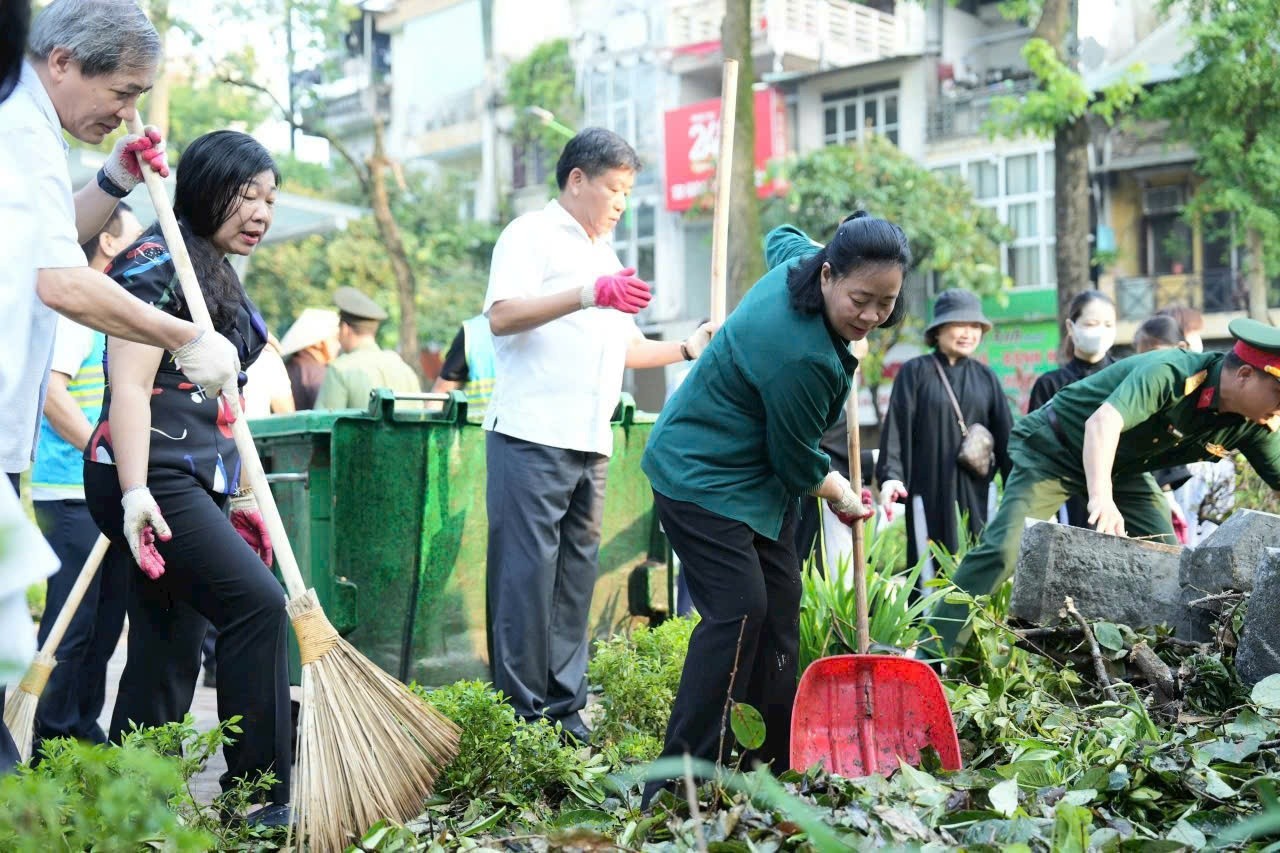 Bí thư Hà Nội cùng người dân tổng vệ sinh môi trường sau cơn bão