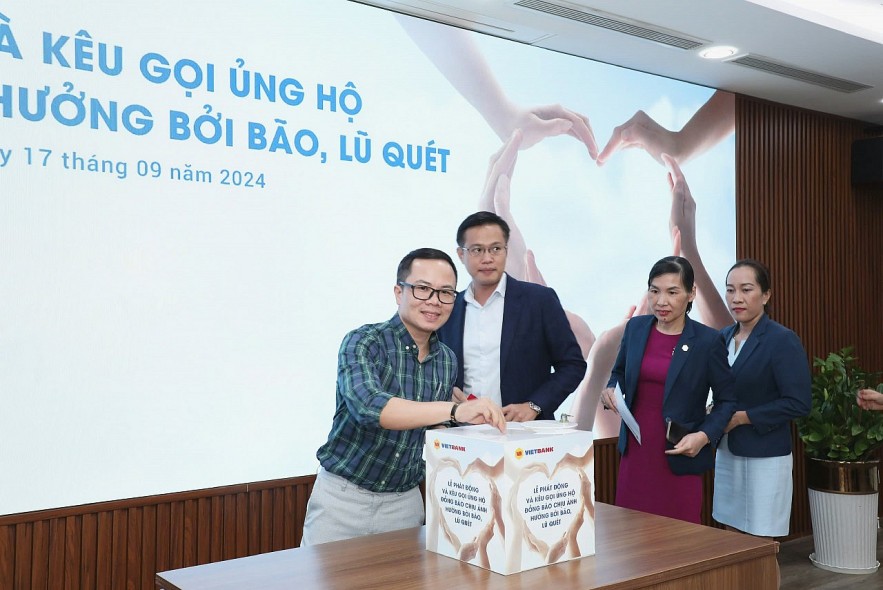 Tập thể Vietbank quyên góp hơn 700 triệu đồng ủng hộ đồng bào bị ảnh hưởng bão, lũ