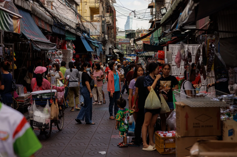 Người mua sắm tại một khu chợ ở Bangkok,áiLanpháttiềnmặtchogầntriệudânđểkíchthíchtiêudù<strong>ban xep hang seria</strong> Thái Lan - Ảnh: Bloomberg