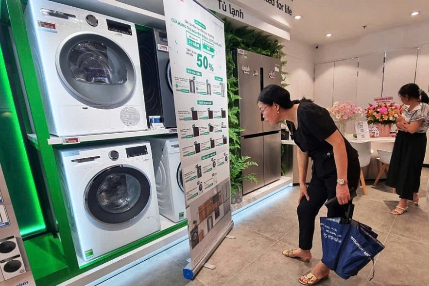 Người tiêu dùng tìm hiểu đồ gia dụng thương hiệu Bosch. Ảnh: Đỗ Doãn