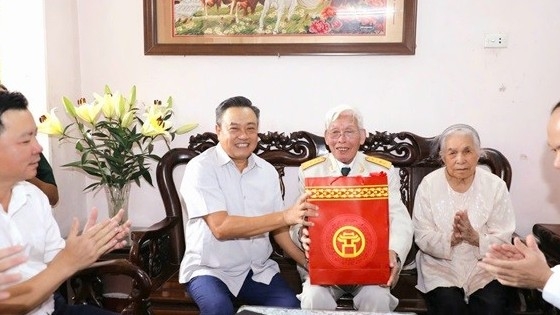 lanh dao tpha noi tham tang qua tri an gia dinh chinh sach