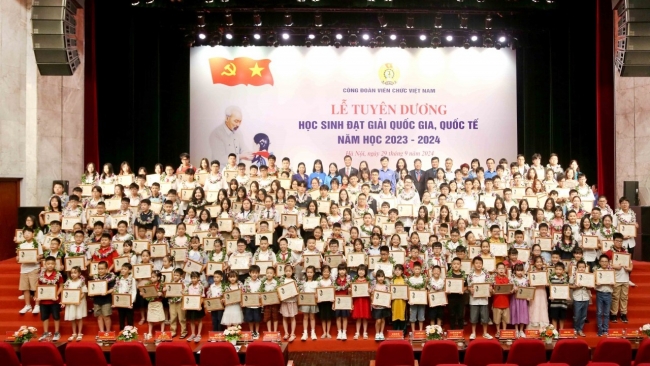 Tuyên dương học sinh đạt giải quốc gia, quốc tế năm học 2023-2024