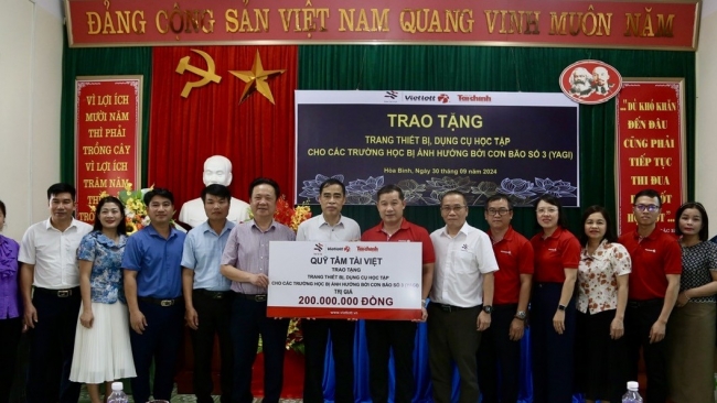 Quỹ Tâm Tài Việt trao 200 triệu đồng hỗ trợ 5 trường học tại Hòa Bình