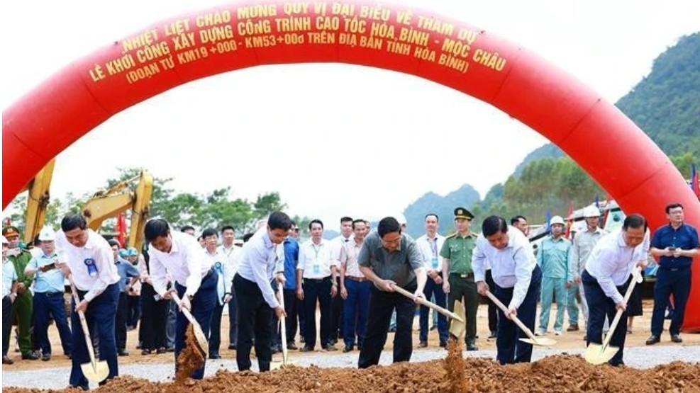 PM attends groundbreaking of Hoa Binh - Moc Chau expressway